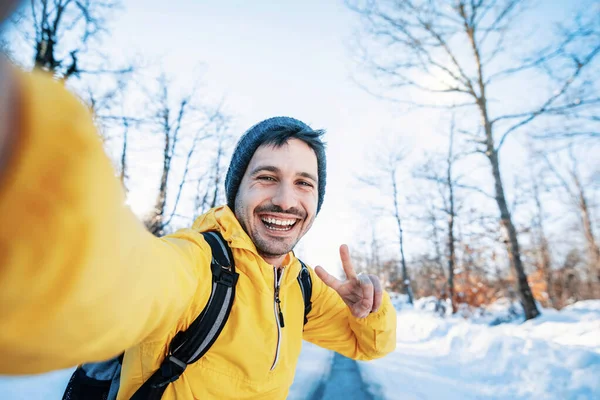 Hombre Feliz Con Mochila Tomando Retrato Selfie Bosque Helado Invierno —  Fotos de Stock
