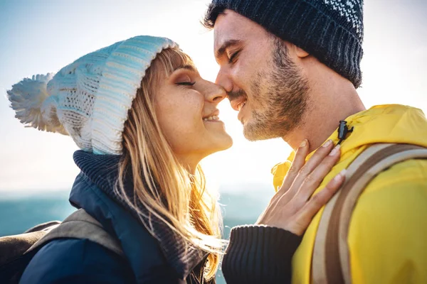 登山的男人和女孩在山顶上 一对恋人在阳光灿烂的日子里在户外亲吻 — 图库照片