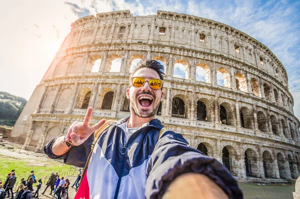 幸せな観光客はコロッセオで自撮り 若い男はローマで旅行イタリア — ストック写真