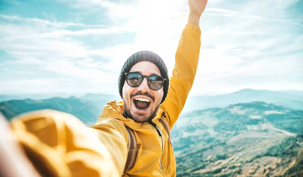 Счастливый Турист Рюкзаком Делает Селфи Фото Вершине Горы Путешествия Блоггер — стоковое фото