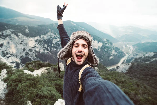 Красивый Счастливый Турист Делающий Селфи Вершине Горы Смолящий Парень Прогуливающийся — стоковое фото