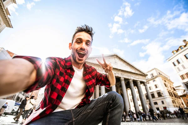 Šťastná Turistická Návštěva Říma Itálie Mladý Muž Selfie Před Pantheonem — Stock fotografie