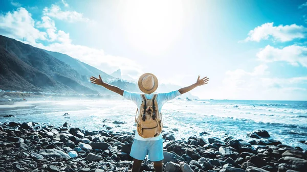 Счастливый Человек Поднятыми Руками Наслаждающийся Свободой Пляже Турист Рюкзаком Празднует — стоковое фото