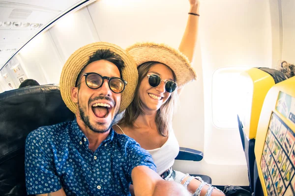 Szalona Szczęśliwa Młoda Para Mężczyzna Kobieta Robią Selfie Smartfonem Samolocie — Zdjęcie stockowe