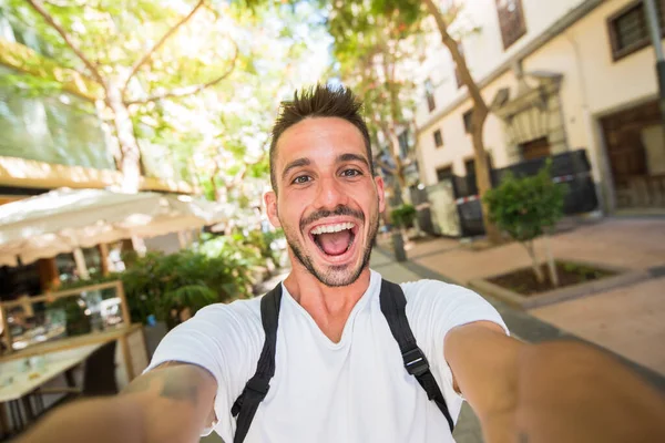 Stilig Ung Vacker Man Som Tar Selfie Med Smartphone Enhet — Stockfoto
