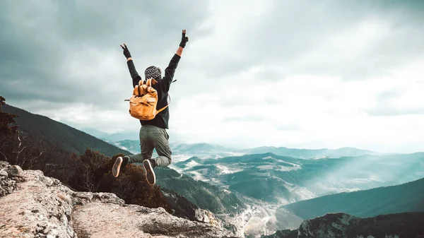 Турист Рюкзаком Поднимающим Руки Прыгающий Вершину Горы Успешный Человек Оружием — стоковое фото