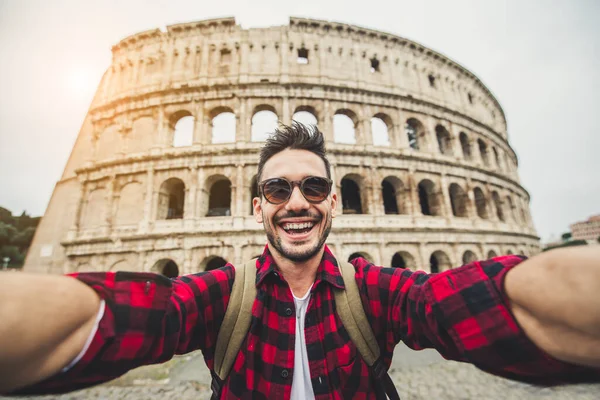 Glad Turist Besöker Rom Italien Ung Man Tar Selfie Framför — Stockfoto