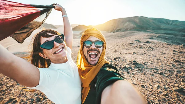 Счастливая Пара Делающая Селфи Скалистой Пустыне Молодой Человек Женщина Веселятся — стоковое фото