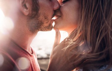 Aşık romantik çift gün batımında öpüşüyor - sevgili ve sevgili dışarıda romantik bir öpücük - sıcak filtre