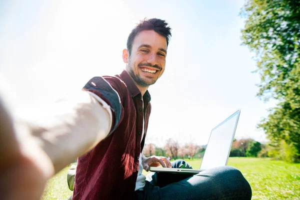 Felice Blogger Maschio Prendendo Selfie Nel Parco Mentre Lavora Sul — Foto Stock