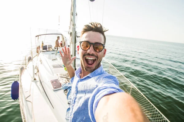 Bel Homme Caucasien Prendre Selfie Sur Voilier Luxe Exclusif Vacances — Photo