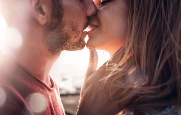 恋爱中的情侣在日落时接吻 男朋友和女朋友在室外接吻 暖暖的过滤器 — 图库照片
