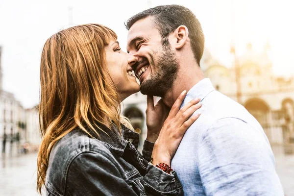 浪漫情侣在日落时亲吻户外 男友和女友访问意大利威尼斯 爱情和旅行的概念 — 图库照片