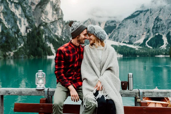 Romantischer Kuss Eines Erwachsenen Paares Beim Besuch Eines Bergsees Prags — Stockfoto