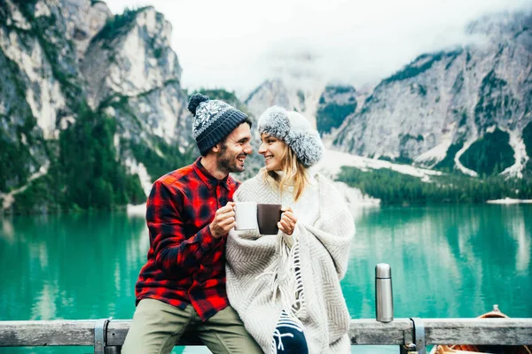 一对浪漫的成年人在冬季游览位于意大利布雷斯的高山湖时的画像 爱喝高山热咖啡的游客 流浪者和旅行的概念 — 图库照片
