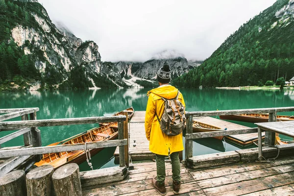 Traveller Man Backpack Visiting Alpine Lake Braies Italy Happy Hiker — Stock Photo, Image