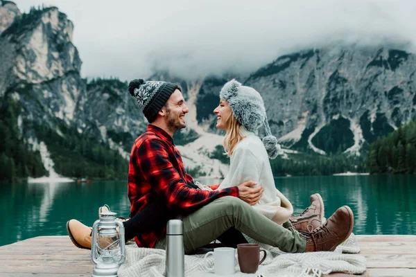 美しいカップルの若い大人がイタリアのブライス州の高山湖を訪れています 秋の紅葉の間に休暇を楽しんでハイキング服を着た観光客 ライフスタイル 放浪の欲望に関する概念 ストックフォト