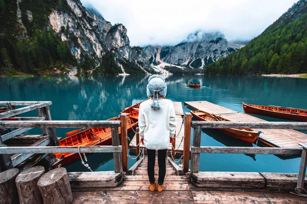 Жінка Стоїть Перед Альпійським Озером Бразилії Італія Туристичні Пішохідні Гори Стокова Картинка