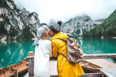 Braies Italya 'daki bir alp gölünü ziyaret eden iki yetişkinin romantik öpücüğü. Aşık turistler, sonbahar dağlarında birlikte sevgi dolu anlar geçirirler. Çift, seyahat ve seyahat tutkusu..