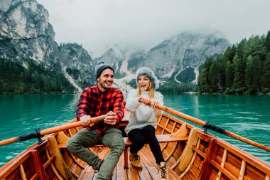 Braies Italya 'da bir alp gölünü ziyaret eden romantik bir çift. Aşık turistler, sonbahar dağlarında birlikte sevgi dolu anlar geçirirler. Seyahat, çift ve seyahat kavramı.