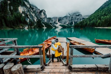 İtalya 'daki Braies Gölü' nü gezen yürüyüşçüler - Dolomitler, Güney Tyrol, İtalya ve Avrupa 'daki Lago di Braies' in çarpıcı manzarasının tadını çıkarıyorlar.