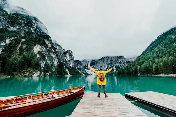 Портрет Туриста Розпростертими Руками Відвідують Альпійське Озеро Брейз Італія Щасливий — стокове фото