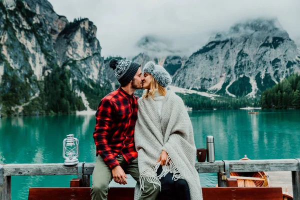 Ρομαντικό Φιλί Ενός Ζευγαριού Ενηλίκων Που Επισκέπτονται Μια Αλπική Λίμνη — Φωτογραφία Αρχείου