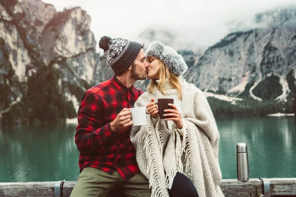 一对成年人的浪漫之吻游览了位于意大利布雷斯的高山湖畔 恋爱中的游客在秋天的山上共度爱情时光 流浪和旅行的概念 — 图库照片