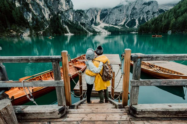 Влюбленная Пара Наслаждающаяся Потрясающим Видом Озеро Лаго Брайес Димитровграде Южный — стоковое фото