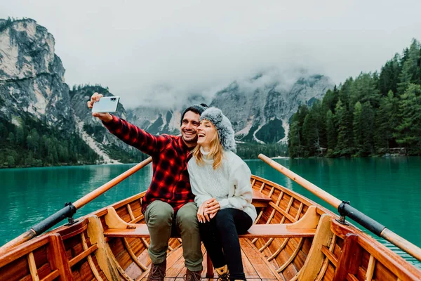 Романтична Пара Дорослих Закоханих Селфі Човні Які Восени Відвідують Альпійське — стокове фото