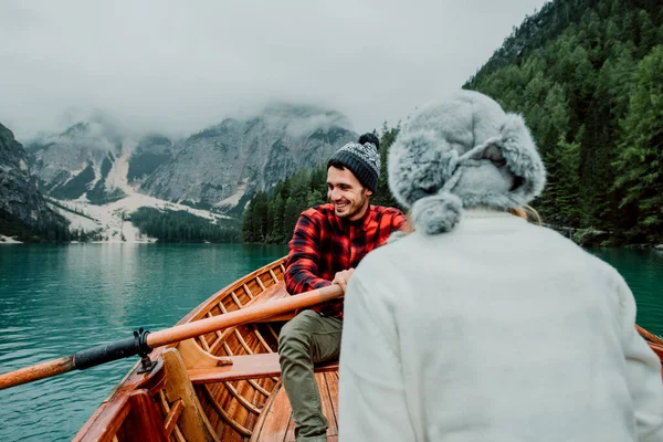 Pareja Romántica Barco Visitando Lago Alpino Braies Italia Turista Enamorado — Foto de Stock