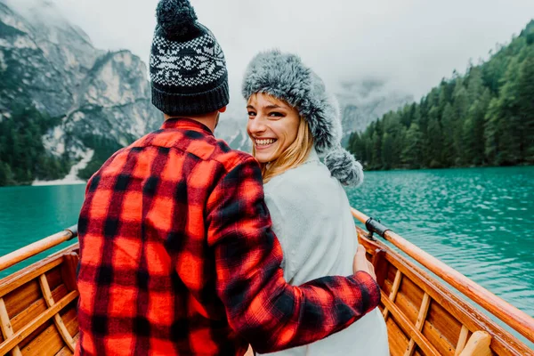 Романтична Пара Човні Відвідує Альпійське Озеро Брейз Італія Турист Любить — стокове фото