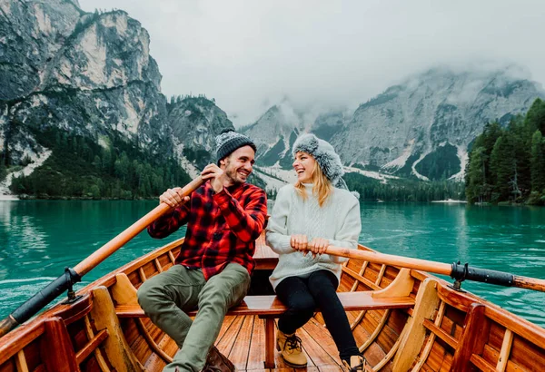Romantisch Koppel Een Boot Bezoek Bij Een Bergmeer Braies Italië — Stockfoto