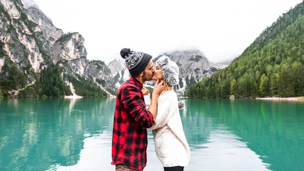 一对游客参观了位于意大利布雷斯的高山湖泊 男友和女朋友在游手好闲的背景下在码头上亲吻 蓝色复古过滤器 — 图库照片