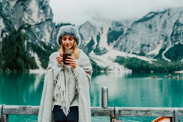 Bries Italyの高山湖を訪れる熱いコーヒーカップを持つ美しい若い女性の肖像画 女性観光客は山でリラックスした瞬間を楽しむ 放浪者 ストック画像
