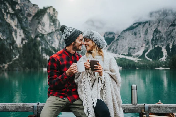 Bries Italyの高山湖を訪れる大人のカップルのロマンチックなキス 秋の山々で一緒に愛する瞬間を過ごす愛の観光客 放浪欲と旅行の概念 ストック写真