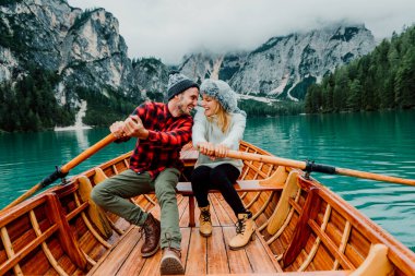 Braies Italya 'da bir alp gölünü ziyaret eden romantik bir çift. Aşık turistler, sonbahar dağlarında birlikte sevgi dolu anlar geçirirler. Seyahat, çift ve seyahat kavramı.