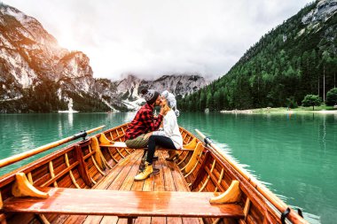 Alpine Braies Gölü, İtalya 'yı ziyaret eden iki turist - Romantik erkek arkadaş ve kız arkadaş hafta sonu dışarıda eğleniyorlar