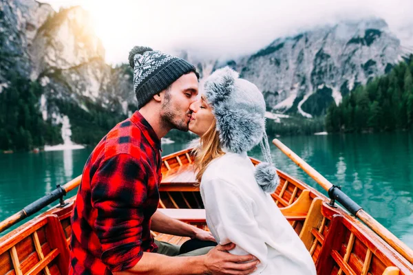 游览意大利布雷斯高山湖的浪漫夫妇 在秋天的群山中共度爱情时光的游客 流浪和旅行的概念 — 图库照片