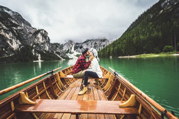 Pár Turistů Kteří Navštíví Alpské Jezero Braies Itálie Romantický Přítel — Stock fotografie