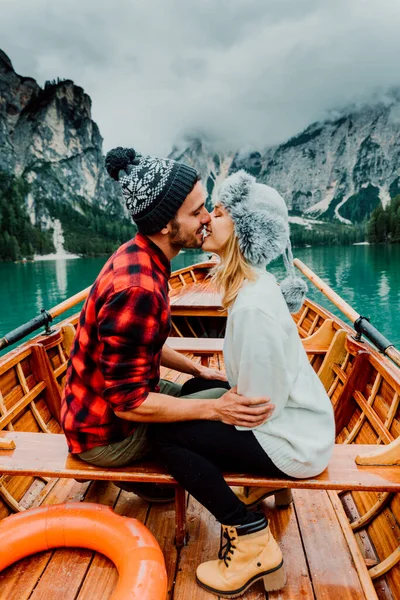 Пара Туристів Які Відвідують Альпійське Озеро Брейсі Італія Романтичний Хлопець — стокове фото