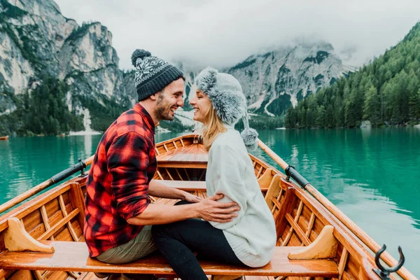 Coppia Turisti Che Visitano Lago Alpino Braies Italia Fidanzato Romantico — Foto Stock