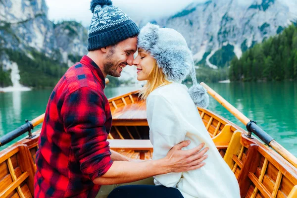 游览意大利高山布赖斯湖的情侣们 浪漫的男友和女友享受周末的户外活动 — 图库照片