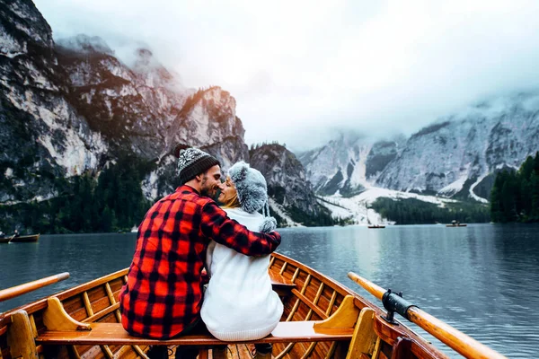 Romantic Kiss Couple Adults Visiting Alpine Lake Braies Italy Tourist — Stock Photo, Image