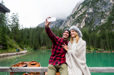 Mutlu genç turistler Alp Gölü 'nde selfie çekiyorlar. Sevgili sevgililer ve kız arkadaşlar Braies, İtalya' da eğleniyorlar.