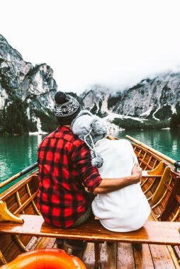 Braies Italya 'da bir alp gölünü ziyaret eden romantik bir çift. Aşık turistler, sonbahar dağlarında birlikte sevgi dolu anlar geçirirler. Seyahat, çift ve seyahat kavramı.