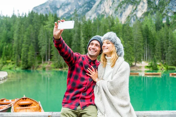 Jovens Turistas Felizes Tomando Selfie Visitando Lago Alpino Casal Apaixonado — Fotografia de Stock