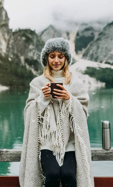 一个漂亮的年轻女子拿着热咖啡杯在意大利布雷斯的高山湖中畅游的画像 女游客在山上享受着放松的时光 游荡和旅行 — 图库照片