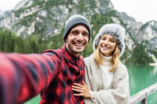 Belo Casal Jovens Adultos Tomando Selfie Lago Alpino Inverno Turistas — Fotografia de Stock