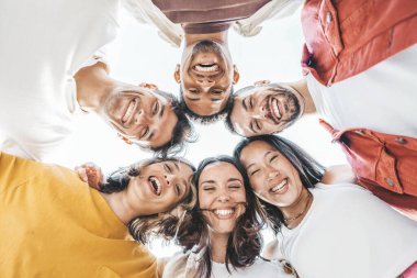 Çok kültürlü gençler bir araya gelip kameraya gülümsüyor mutlu arkadaşlar grubu dışarıda selfie çekiyor.